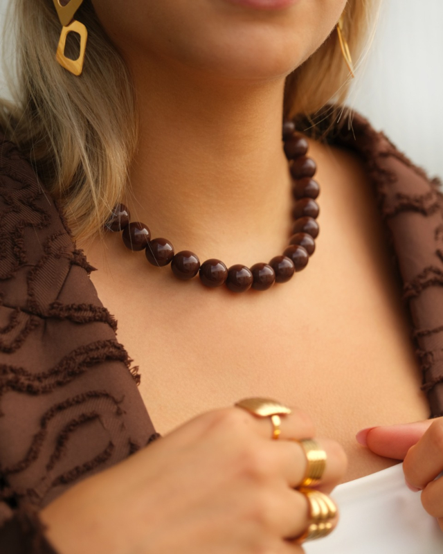 Bruine kralen ketting bij model