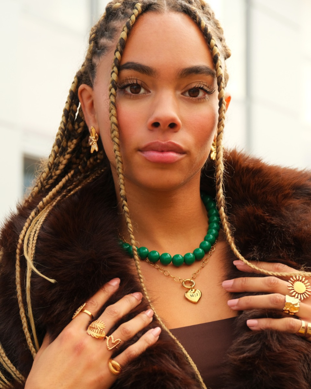 Model draagt gouden sieraden