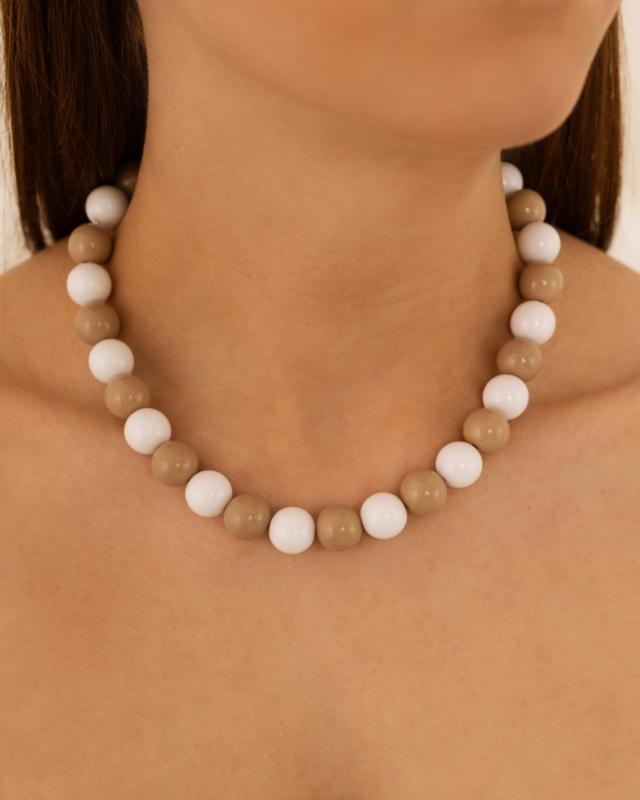 Model draagt beige kralen ketting