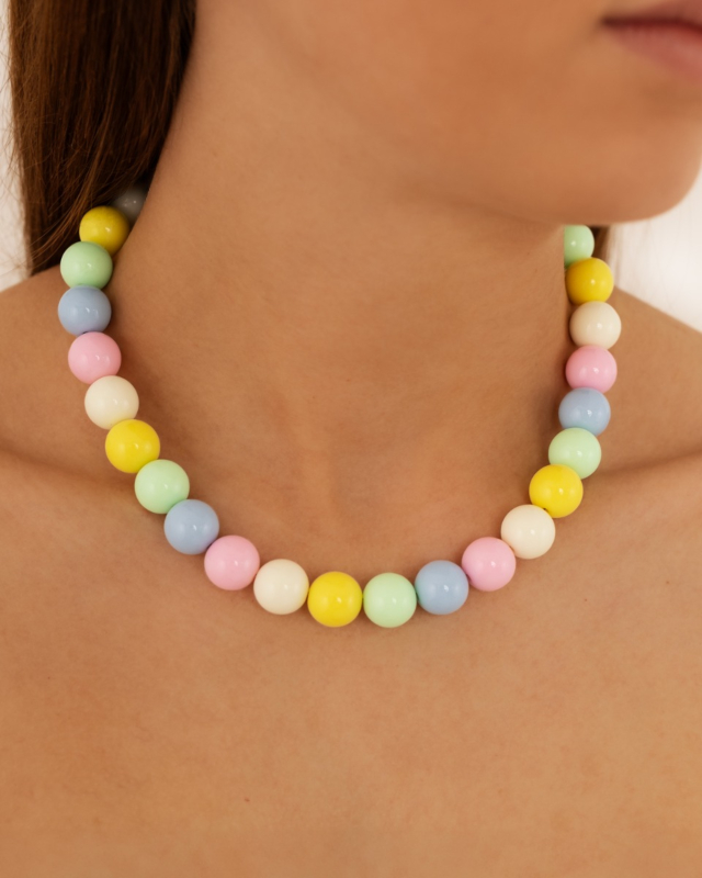 Model draagt gekleurde kralen ketting