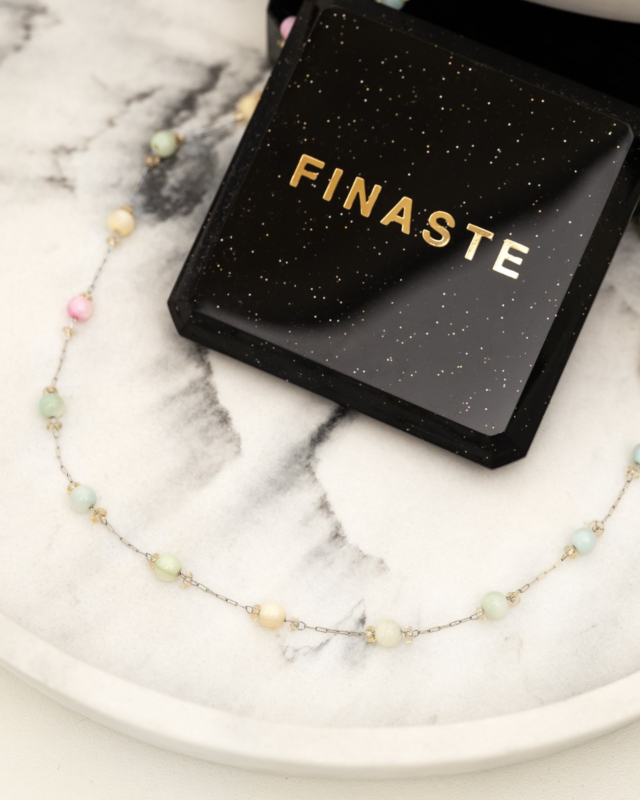 zilveren ketting met pastel kraaltjes en sieradendoosje