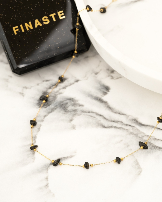 gouden ketting met zwarte steentjes met sieradendoosje