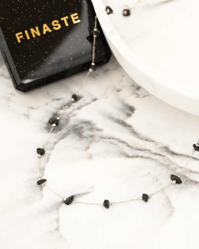 zilveren ketting met zwarte steentjes met sieradendoosje