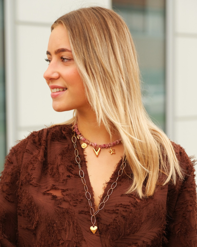 Model draagt gouden necklaceparty