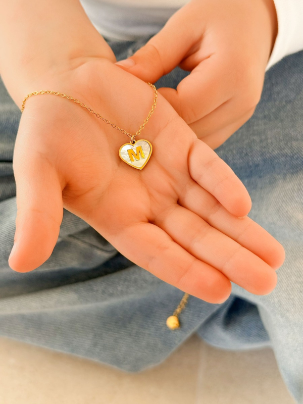 Initial ketting in hand