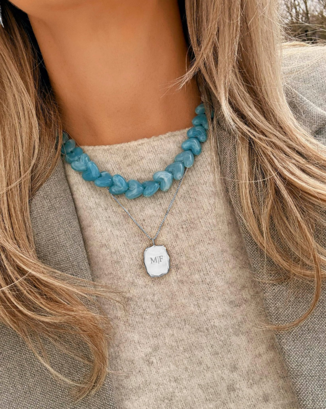 Zilveren necklaceparty met initialen en blauwe kralen