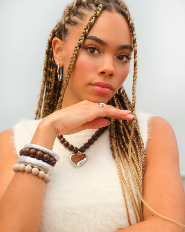 Model draagt kralen sieraden