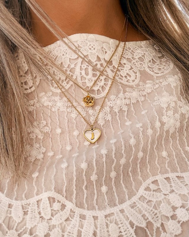 Gouden necklaceparty met bloem en initial