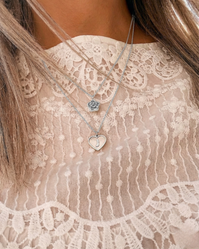 Zilveren necklaceparty met initial en bloem