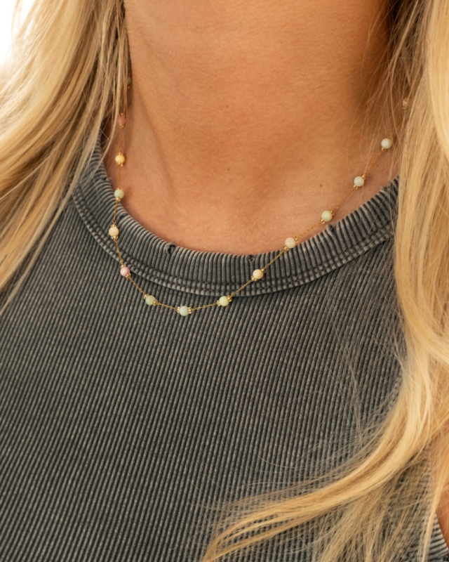 gouden ketting met kraaltjes in pastel kleur