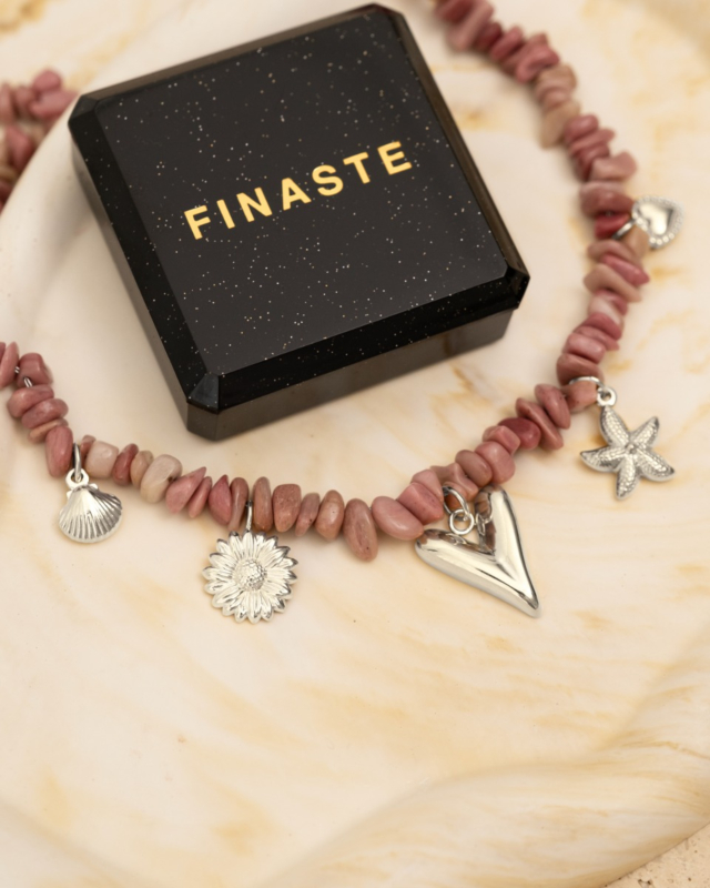 Roze bedelketting zilveren bedels