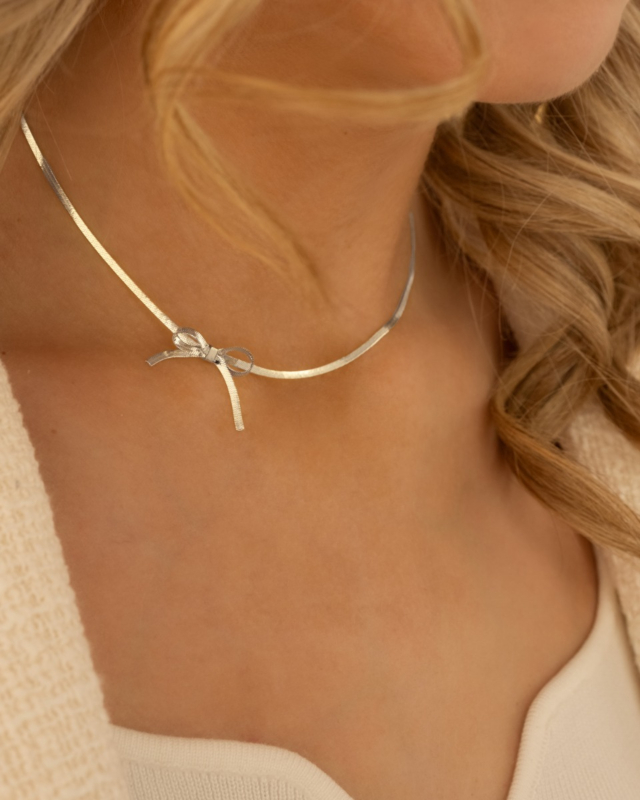 Strikjes ketting zilver