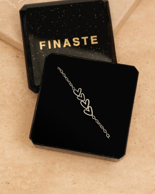 Hartjes armband in sieradendoosje