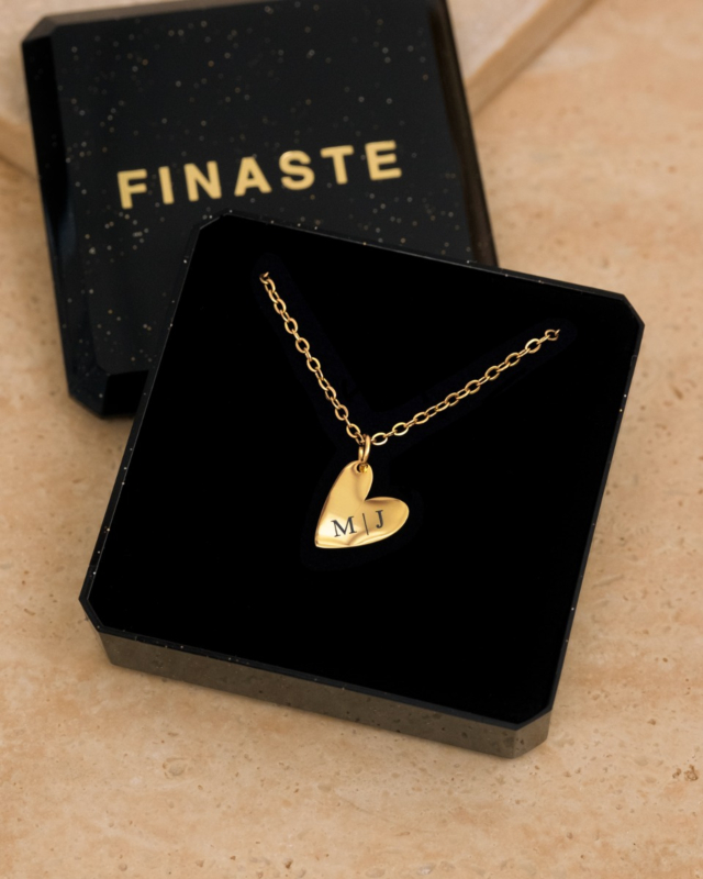 Gouden hartjes ketting in sieradendoosje