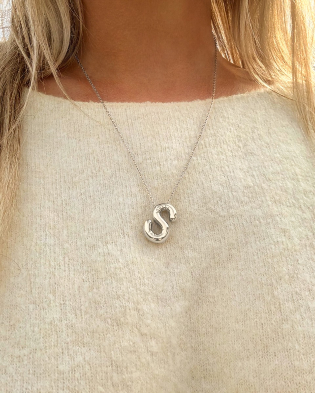Letter ketting in het zilver