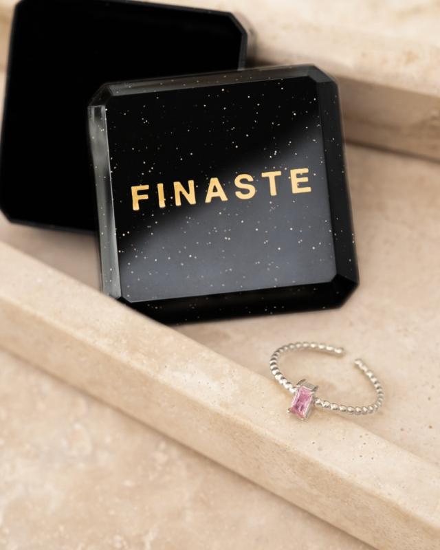 zilveren ring met roze steentje en sieradendoosje