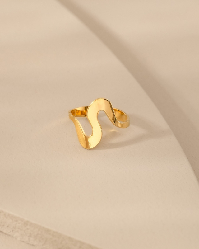 Gouden ring op stenen ondergrond