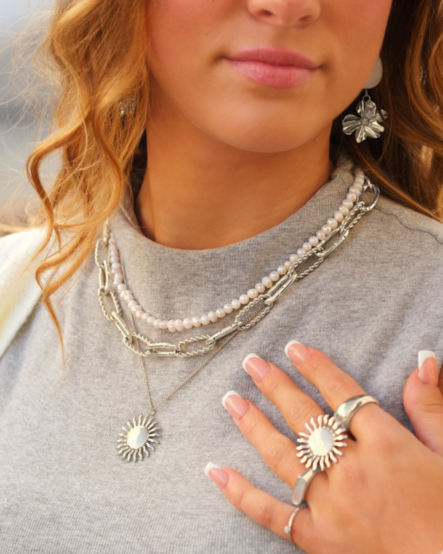 zilveren necklace layer met parels en zilveren ringen combineerd
