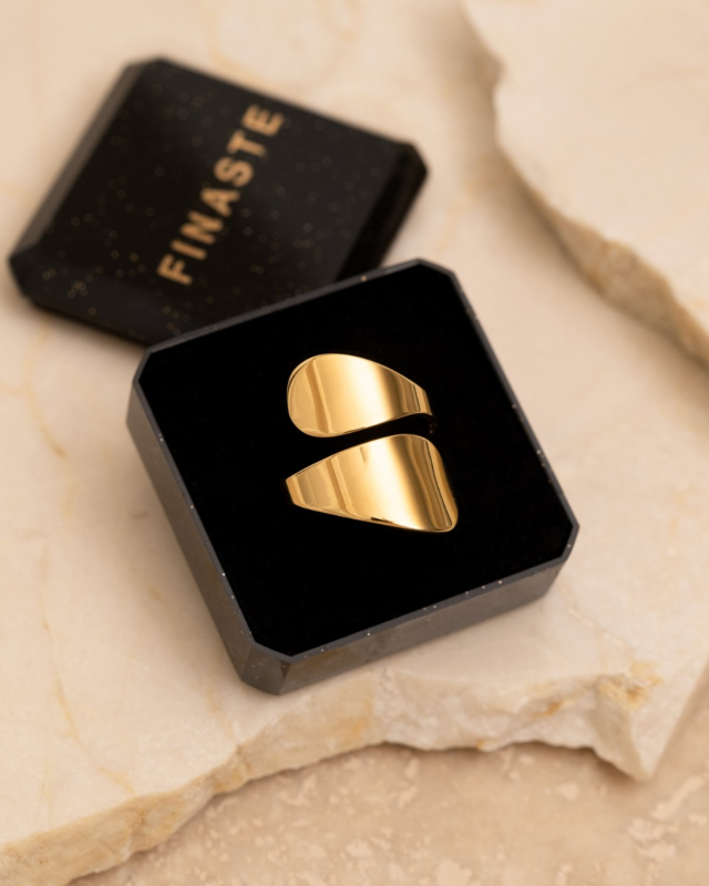 Gouden druppel ring in sieradendoosje