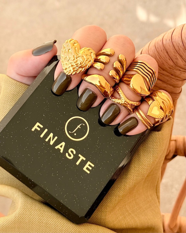 Ringen goudkleurig om vingers