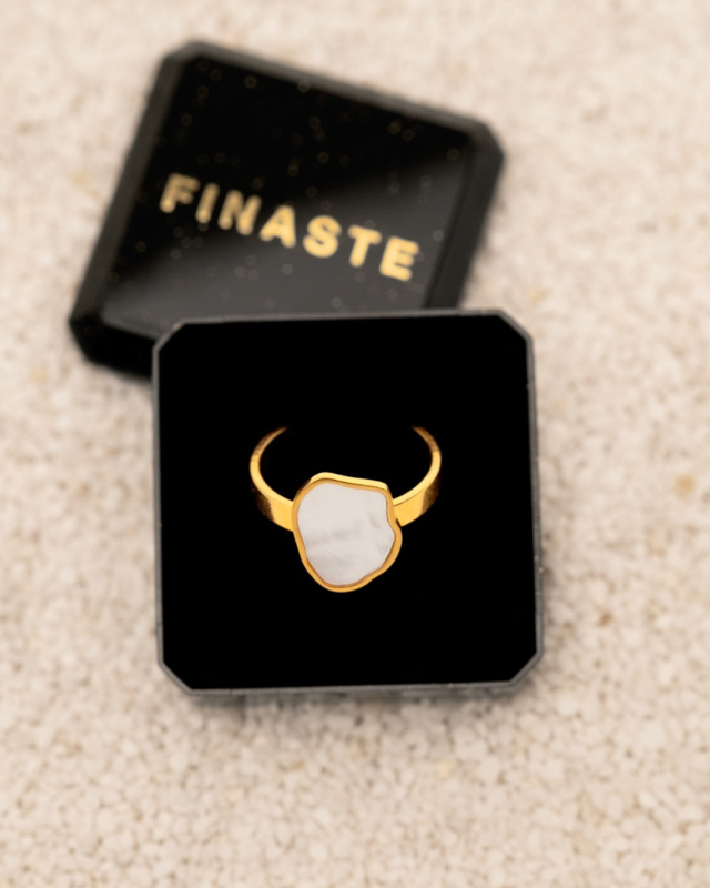 Gouden sea shell ring in sieradendoosje
