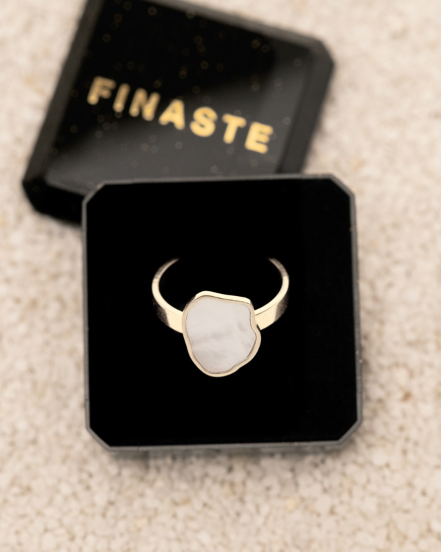 Zilveren sea shell ring in sieradendoosje