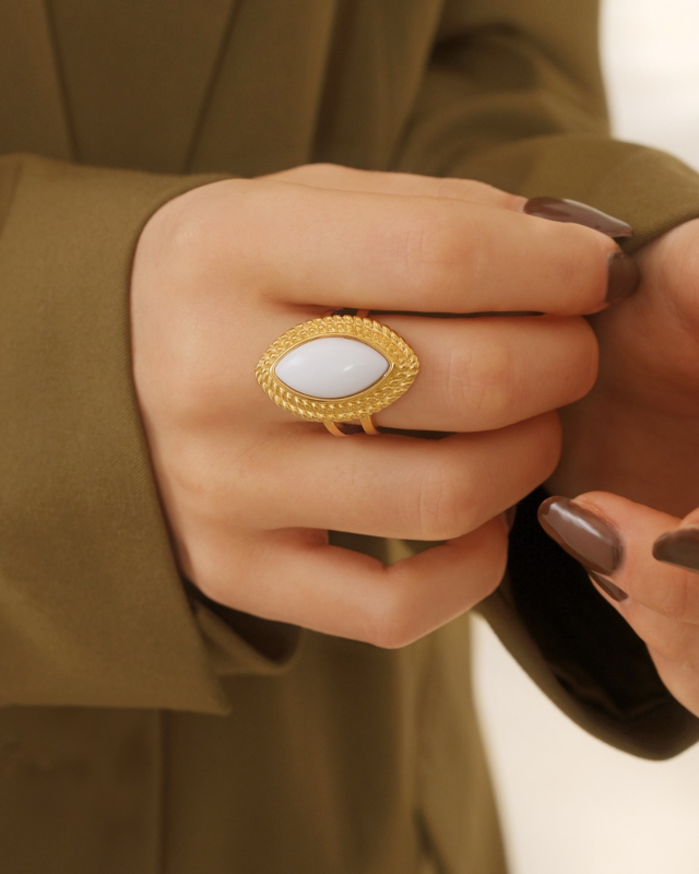 Gouden ring met witte steen