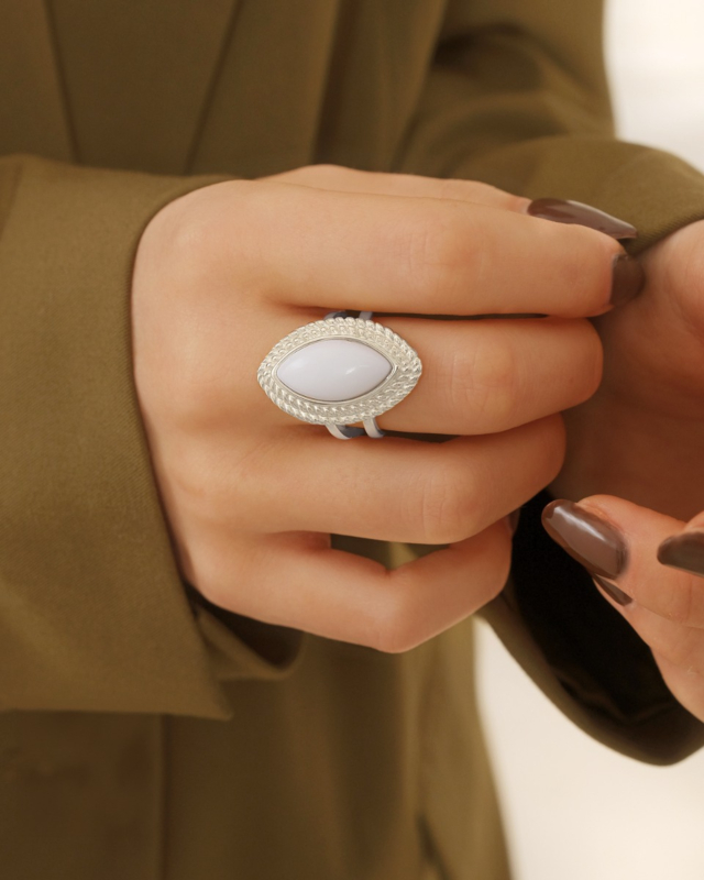 Zilveren ring met witte steen