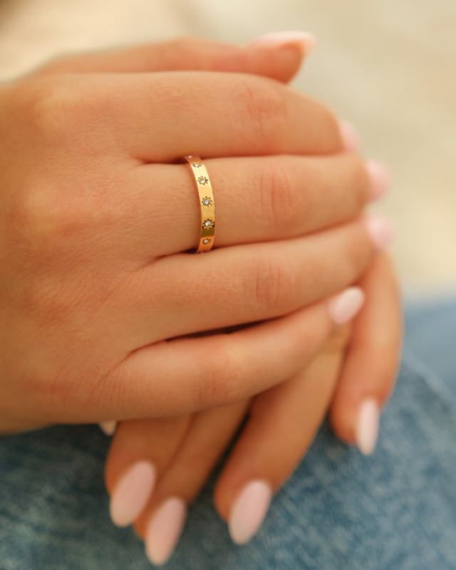 Gouden ring met steentjes