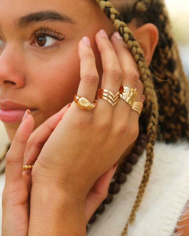 Gouden ringen mix met statement ringen