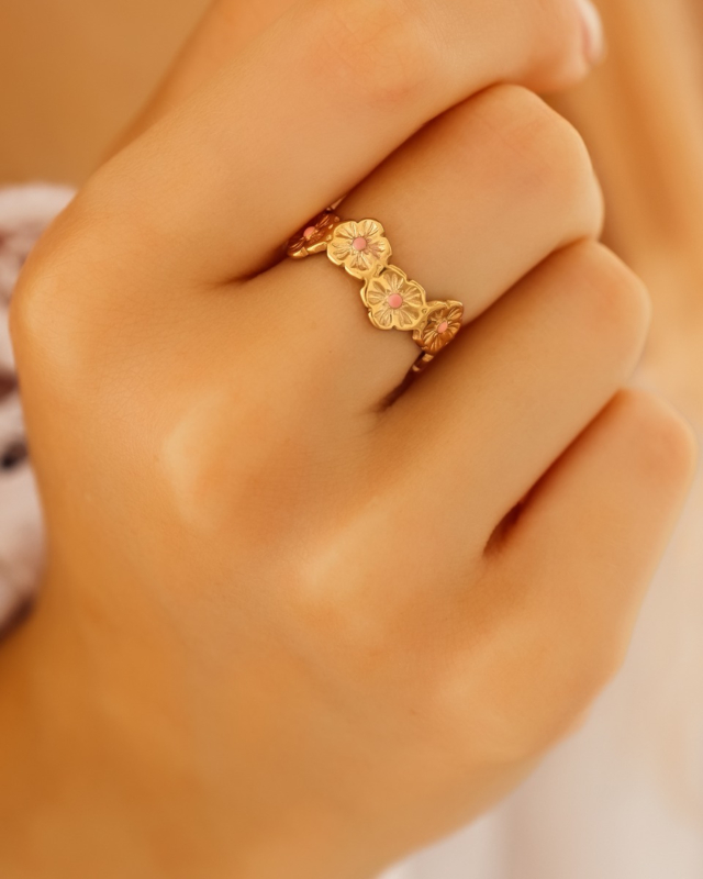 Gouden ring roze bloemen