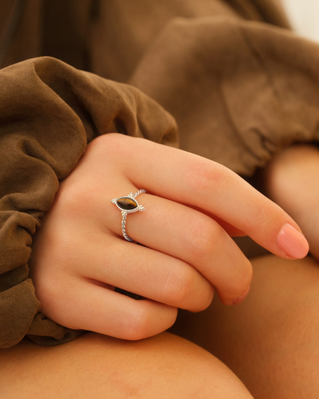 Vintage ring met bruine steen in het zilver