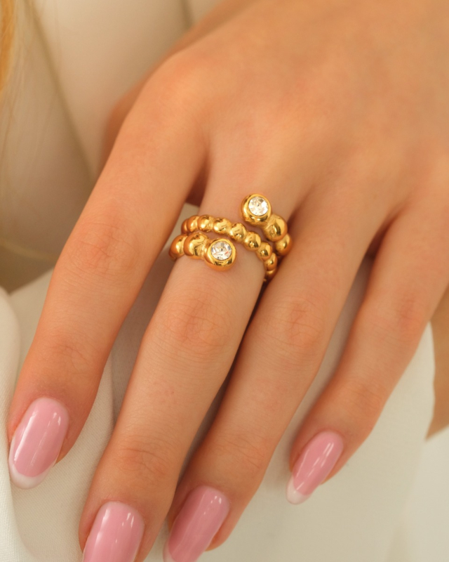 Gouden ring met bolletjes en steentjes