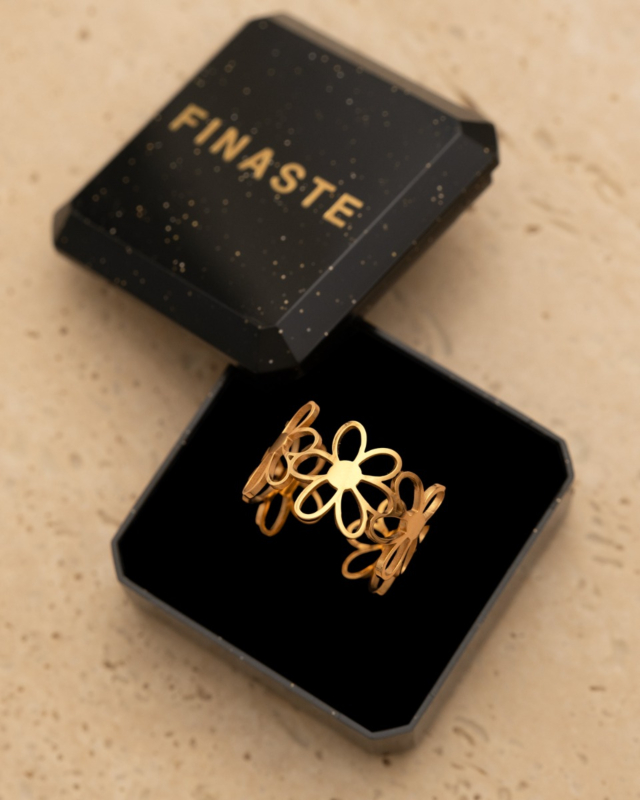 Gouden ring bloemetje in doosje