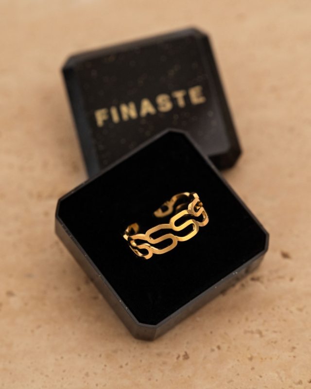 Gouden wave ring in sieradendoosje