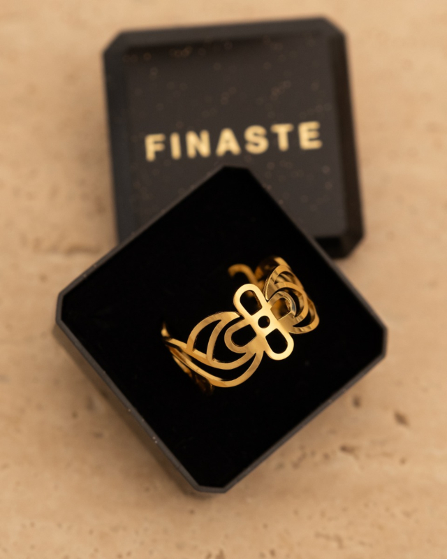 Sieradendoosje met gouden ring