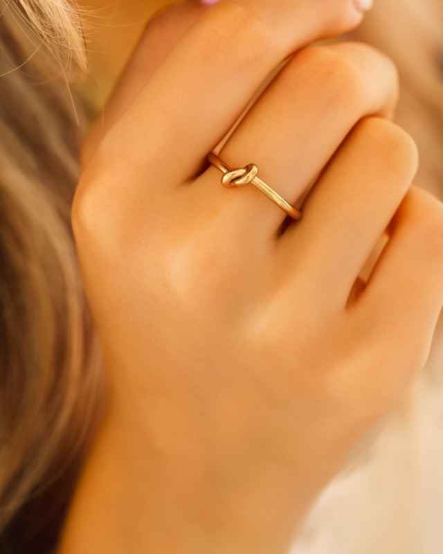 gouden ring met knoopje