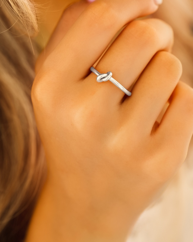 zilveren ring met knoopje