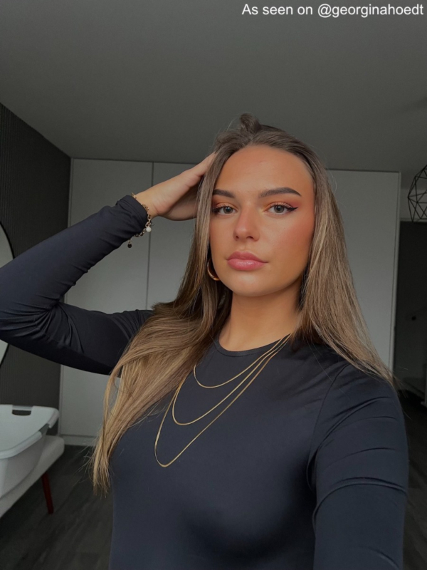 Influencer draagt gouden ketting