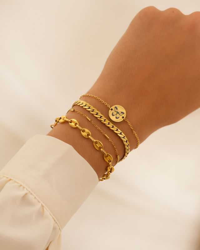 Gouden armparty bij model