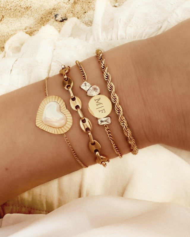 Gouden armbandjes om pols