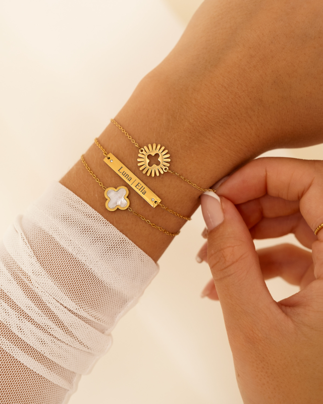 Gouden armparty bij model
