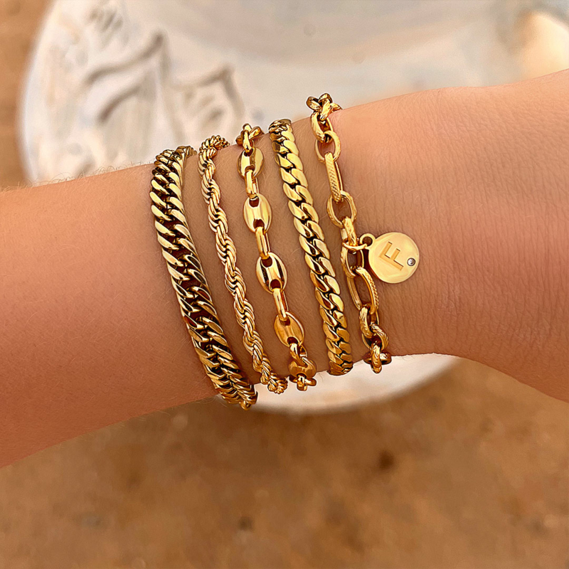 Gouden armparty bij model
