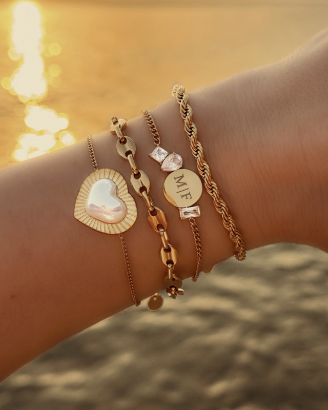 Gouden armparty bij de zonsondergang