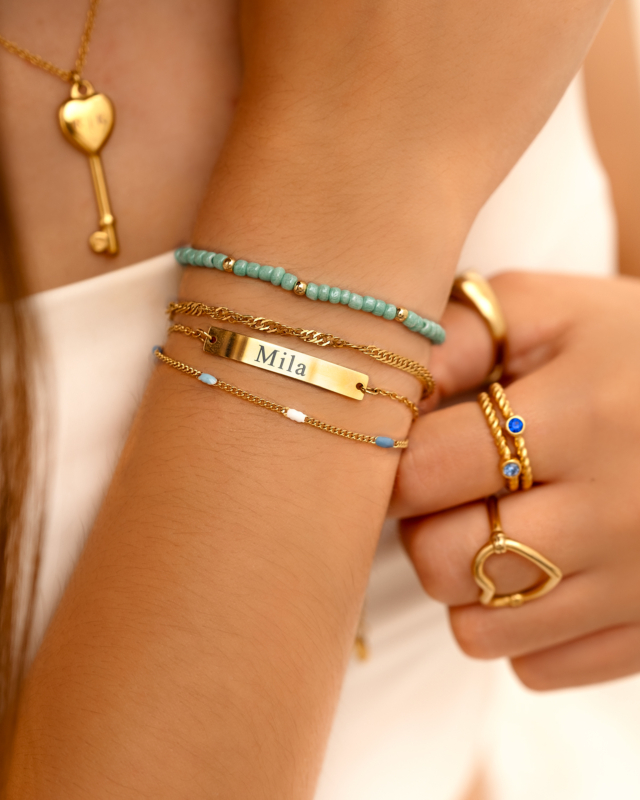 Gouden sieraden look bij model
