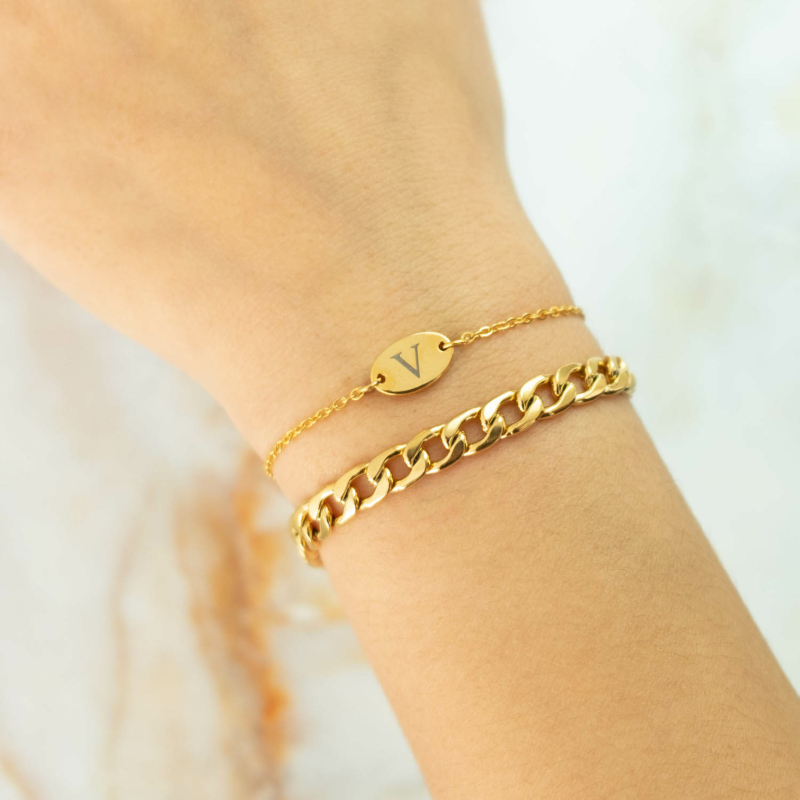 Gouden armbandjes in combinatie met schakelarmbandje
