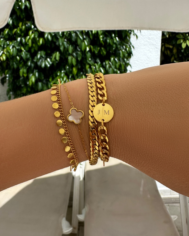 Gouden armbanden mix om pols