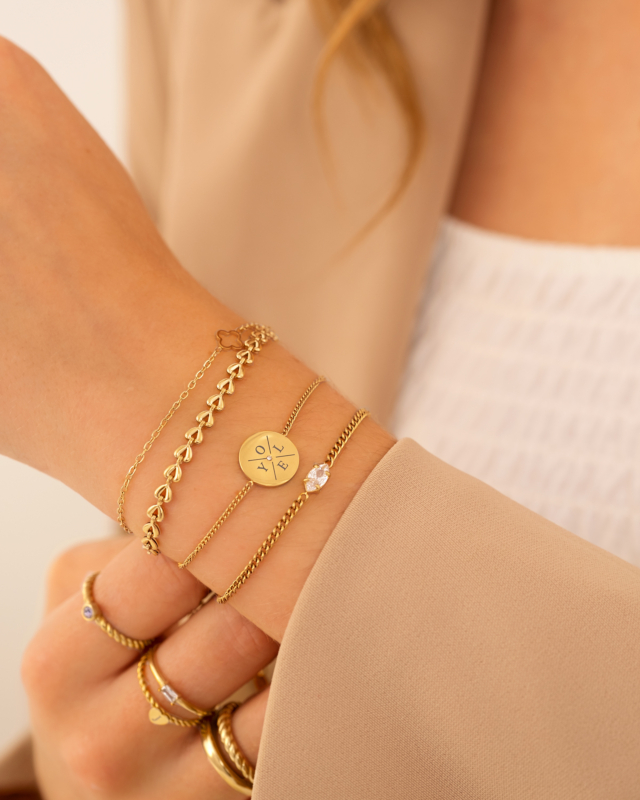 Gouden armparty bij model