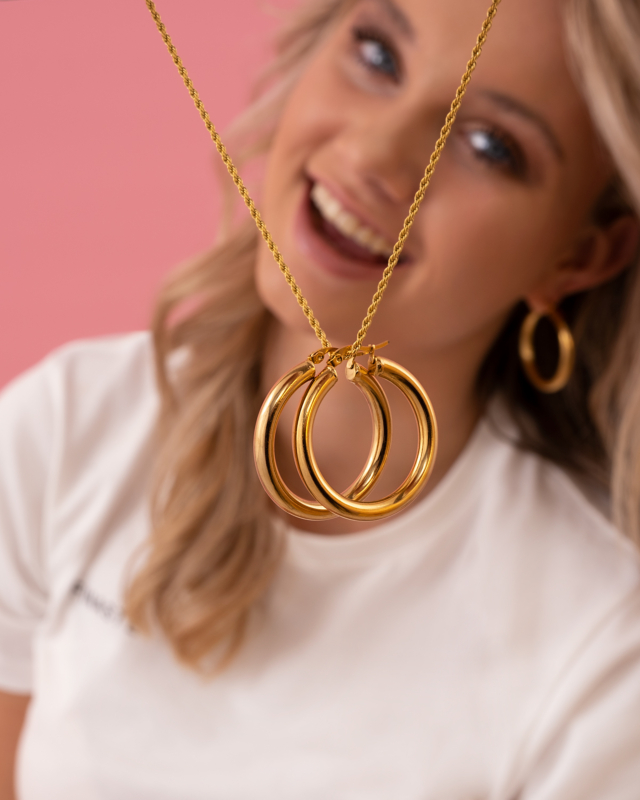 Oorbellen goudkleurig met model