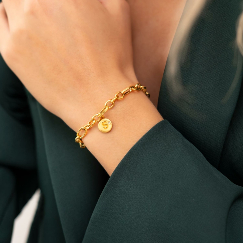 Gouden armband met letter en steentje